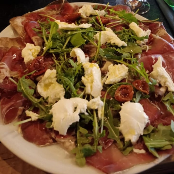 Assiette du Cecina : boeuf séché DOP, roquette, tomates confites, mozzarella de Bufflone et focaccia maison