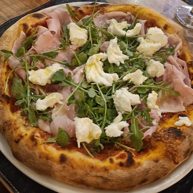 Pizza Delicata au feu de bois à Saverne avec jambon blanc et mozzarella de bufflonne